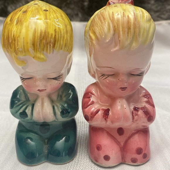 Vintage Ceramic Praying salt and pepper shakers in Pink and Green - Picture 12 of 15